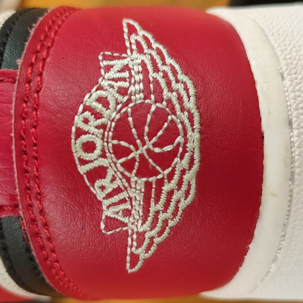 Nike Air Jordan 1 Low GS Bred Toe Black and Red Size 5.5 Youth - Picture 3 of 11